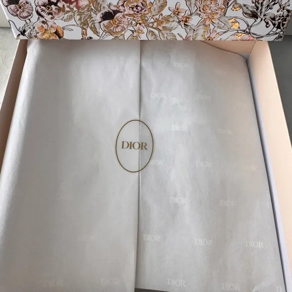 Dior exclusive Box with Branded Tissue Paper in Cream - Picture 2 of 4
